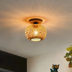 Ombre tressée au plafond créée par le plafonnier en bambou et rotin