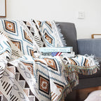Plaid aztèque à franges utilisé comme décoration pour un canapé dans un salon