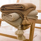 Stack de couvertures en tricot plaid bohème beige avec des franges décoratives