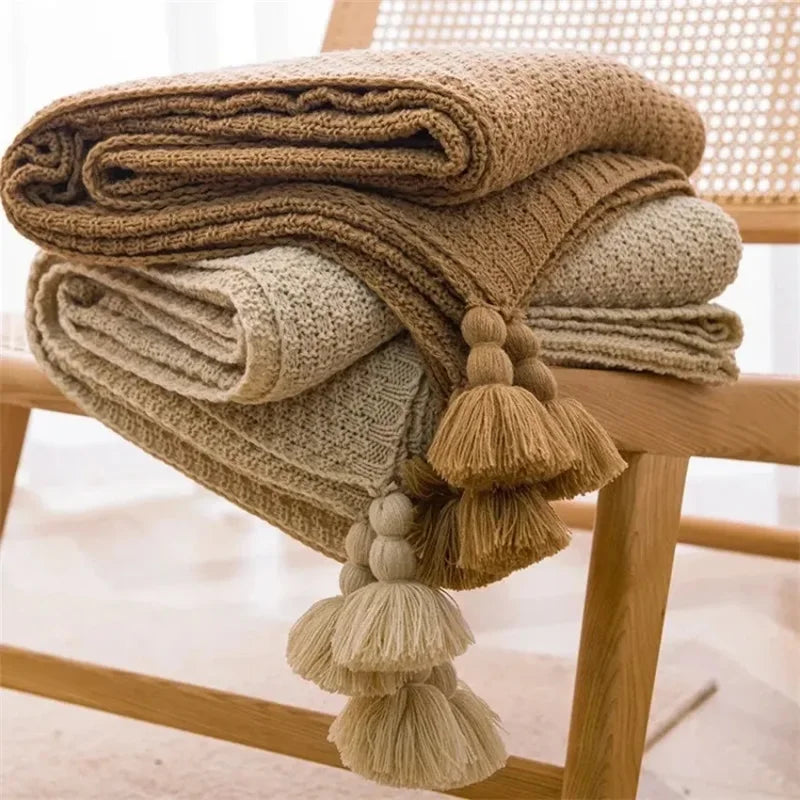 Stack de couvertures en tricot plaid bohème beige avec des franges décoratives