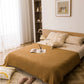 Lit avec couvre-lit moutarde et coussins beige, style Plaid Bohème Beige
