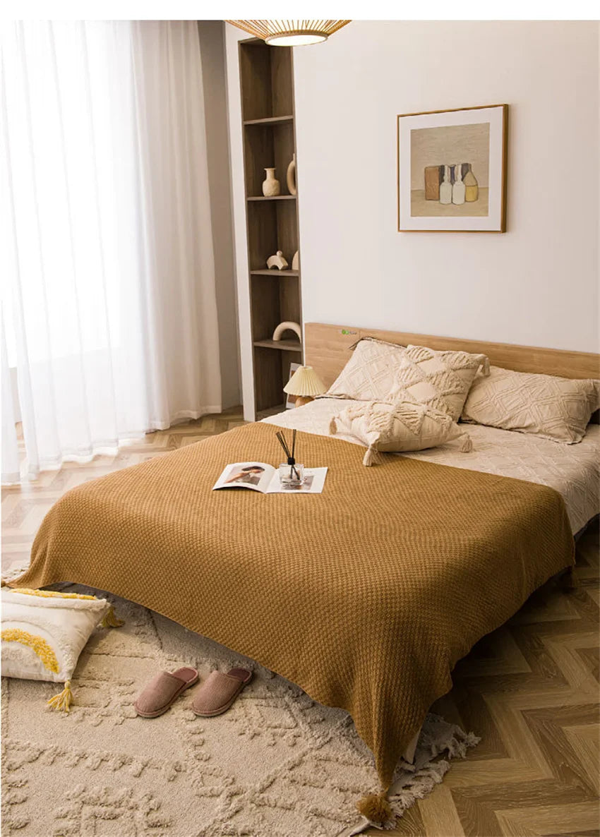 Lit avec couvre-lit moutarde et coussins beige, style Plaid Bohème Beige