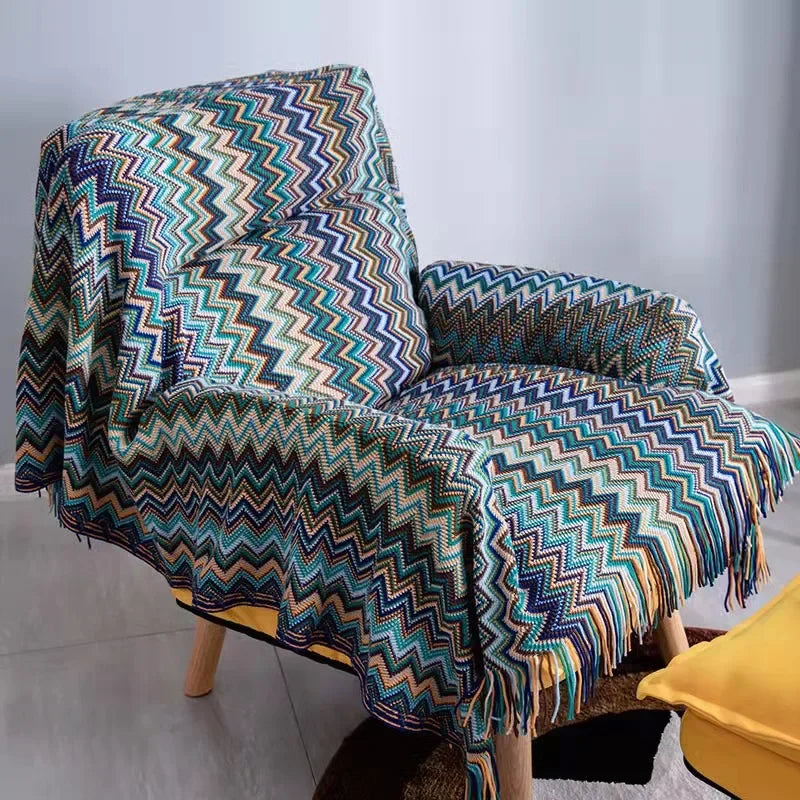 Fauteuil avec une couverture colorée en zigzag plaid chevron pour moments cocooning