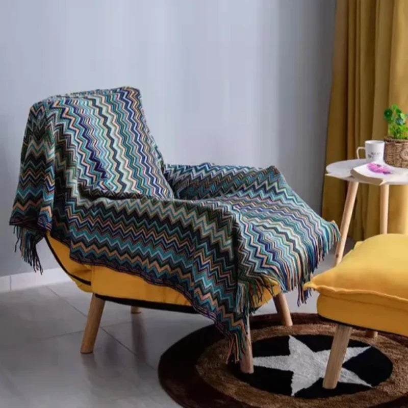Fauteuil en bois avec couverture colorée à motif plaid chevron pour des moments cocooning