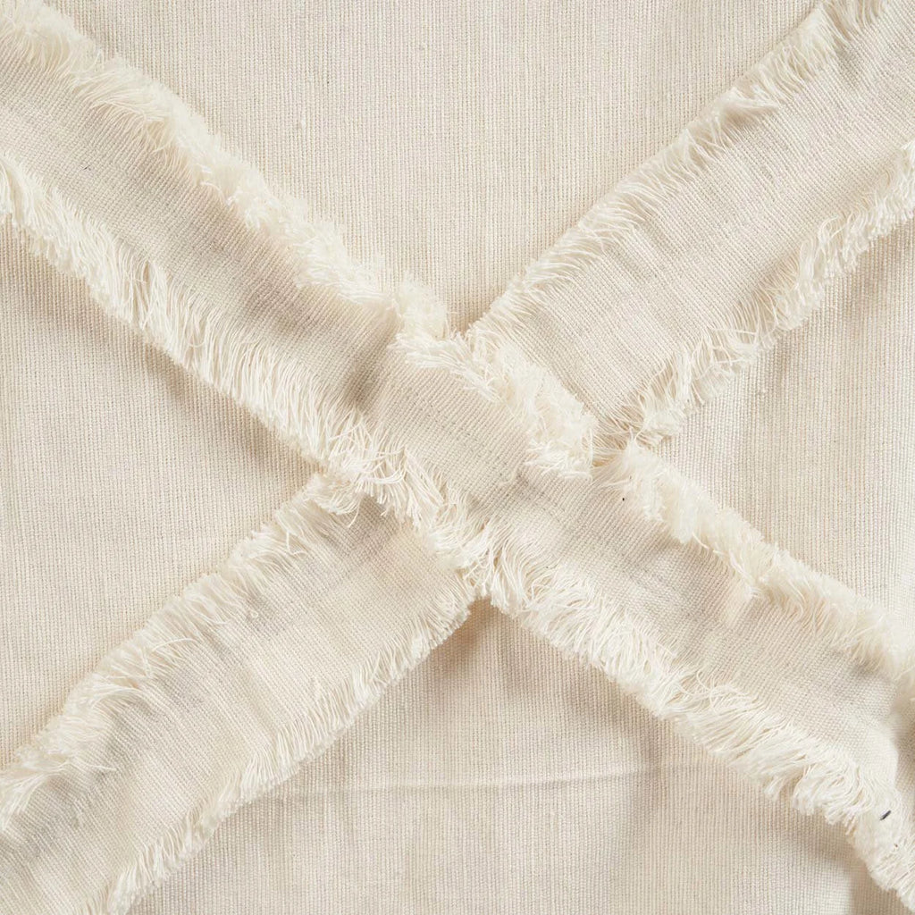 Tissu en lin écru crème avec ruban frangé en forme de X et pompons décoratifs