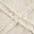 Tissu en lin écru crème avec ruban frangé en forme de X et pompons décoratifs