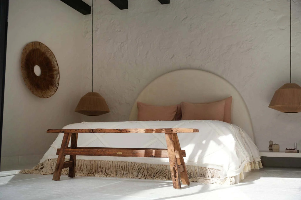 Banquette en bois rustique avec finition distressed pour le plaid en coton écru à franges