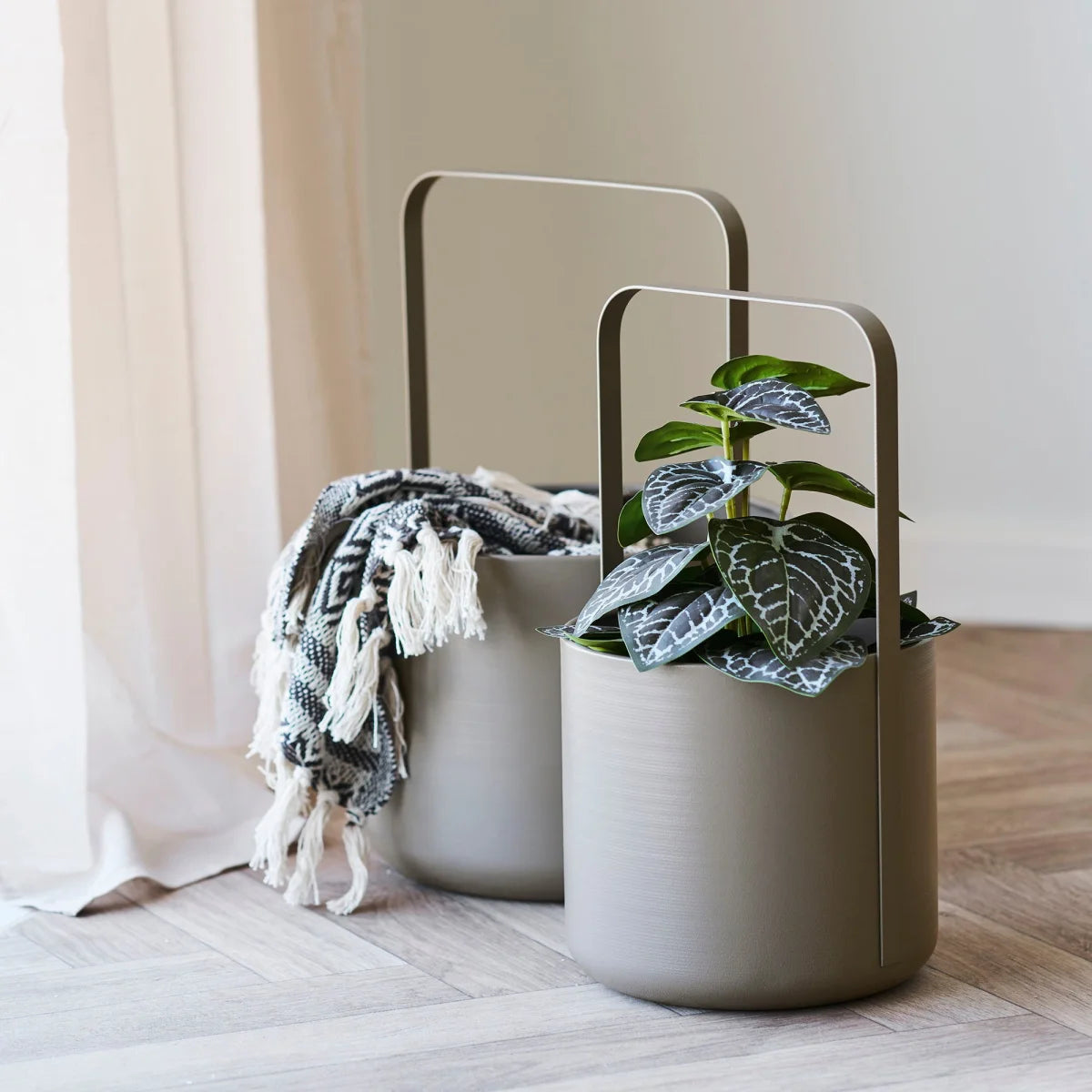 Pot en métal gris avec poignée, design moderne, parfait pour le plaid coton recyclé