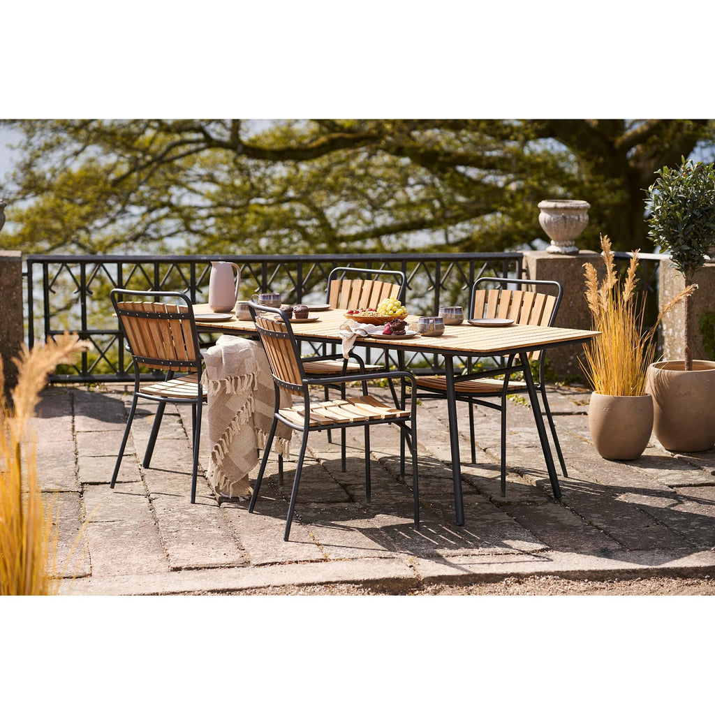Table de repas extérieure en bois avec assises en bois, plaid en coton taupe à carreaux