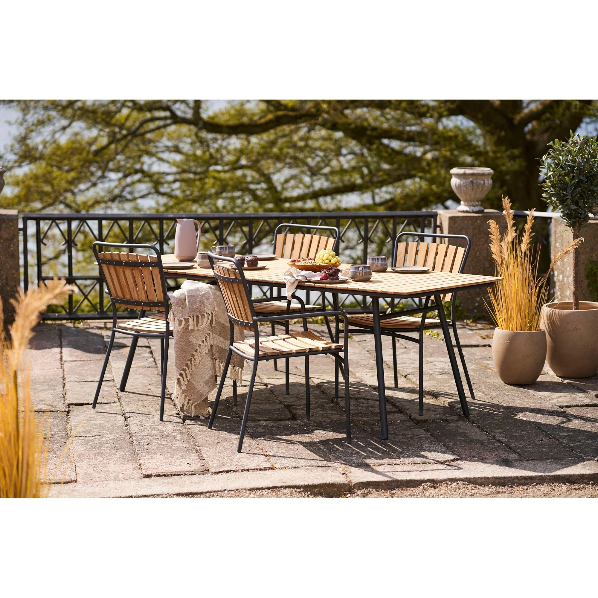 Table de repas extérieure en bois avec assises en bois, plaid en coton taupe à carreaux