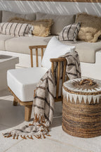 Dessin d’une assise extérieure avec plaid en coton tissé à franges rayé beige et marron