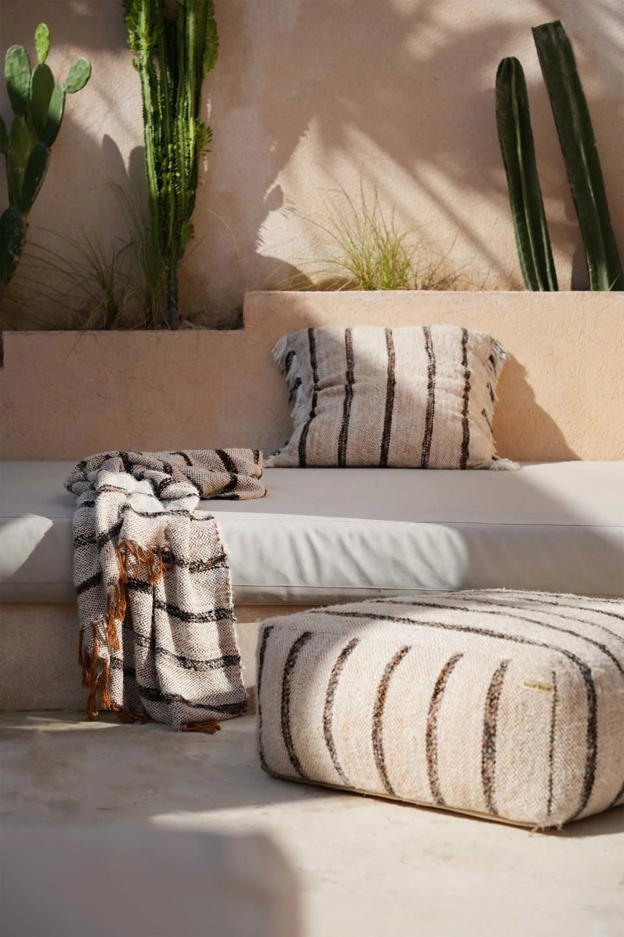 Assise extérieure en coton tissé rayé beige et marron avec franges et texture