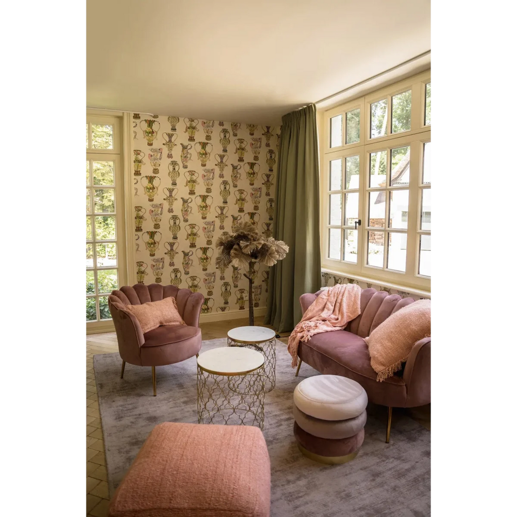 Canapé en velours rose saumon poussiéreux avec tufting en canal, parfait pour la décoration élégante