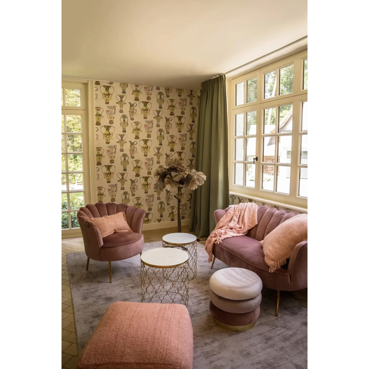 Canapé en velours rose saumon poussiéreux avec tufting en canal, parfait pour la décoration élégante