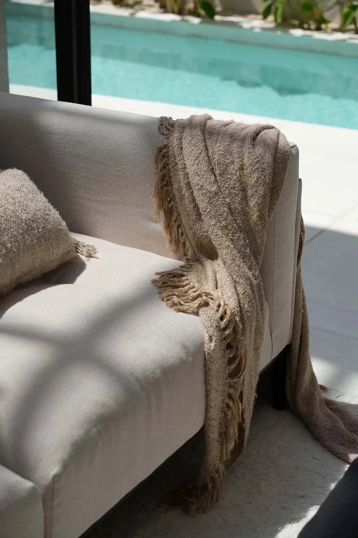 Canapé beige avec plaid en coton tissé à franges pour lit ou canapé 130x170 cm