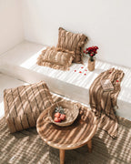 Pouf en jute beige tissé avec rayures verticales foncées pour canapé ou lit