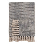 Plaid en coton tissé gris et beige avec franges décoratives, motif gris et beige