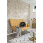 Canapé jaune à touffes, pieds métal noir, couverture grise, plaid coton gris-beige frangé