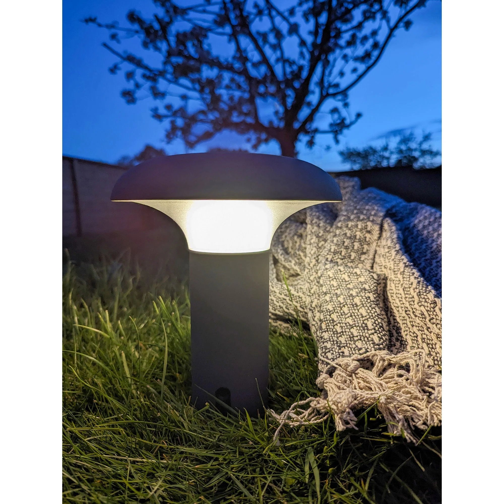 Lampe d’extérieur grise en forme de champignon illuminée avec tissu en coton tissé gris et beige avec franges décoratives