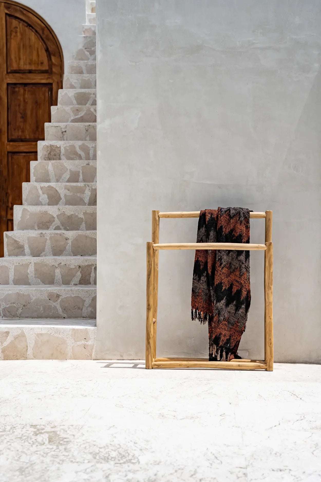 Porte-serviettes en bois avec écharpe à motif géométrique noir et orange