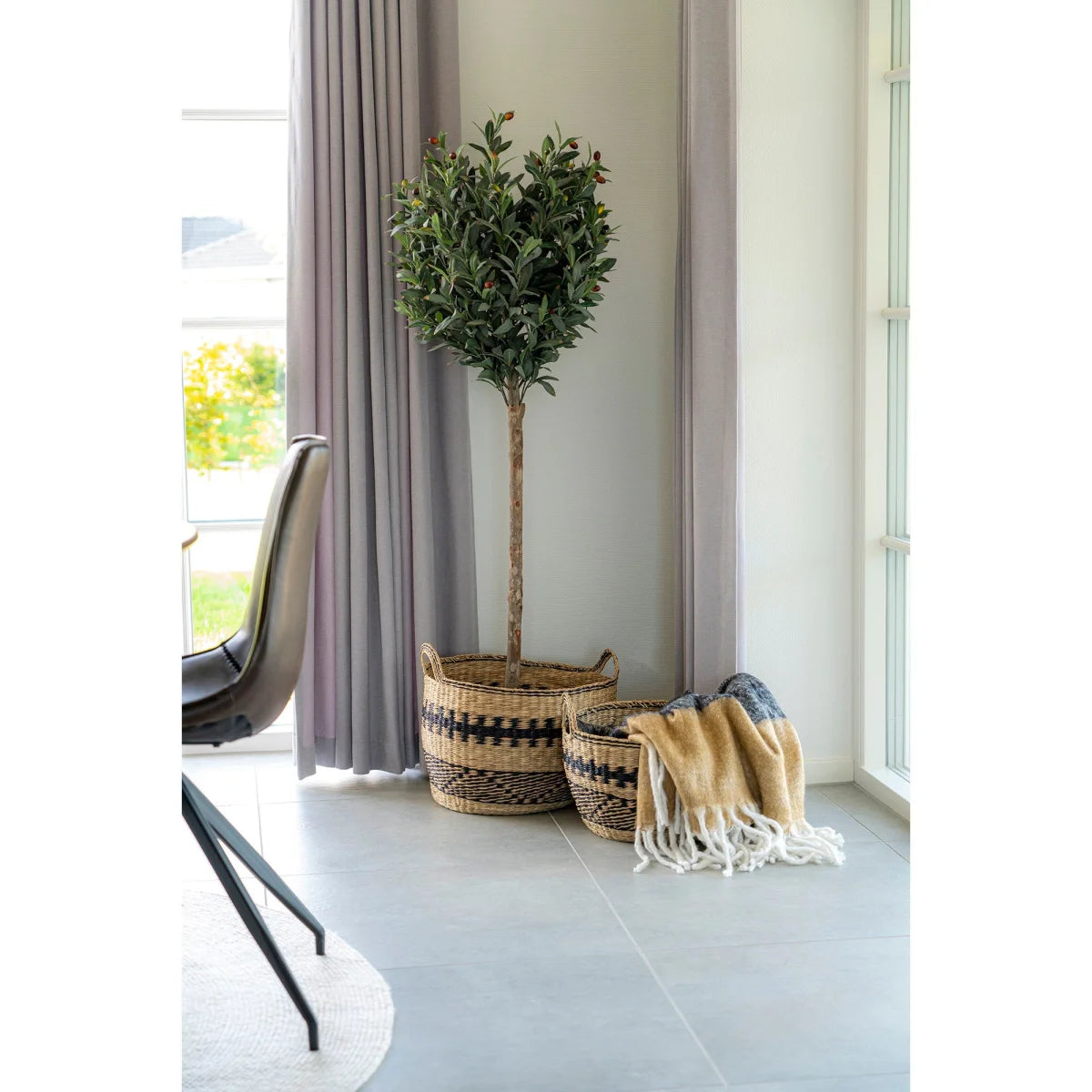 Arbre vert feuillu en panier tressé, style duveteux camel anthracite