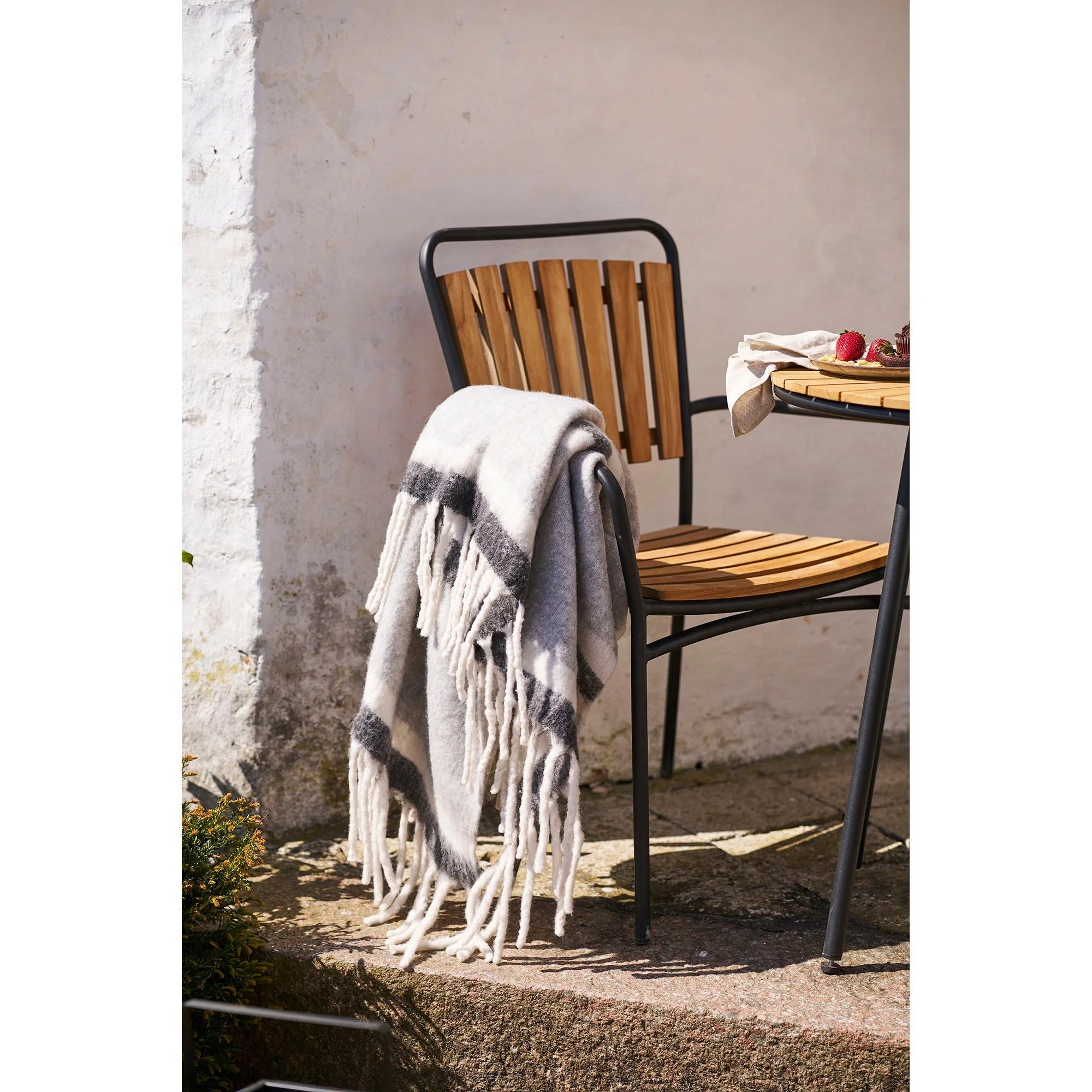 Plaid duveteux gris blanc à rayures avec franges longues 130x170 cm