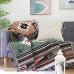 Plaid ethnique vert et terracotta utilisé dans un salon pour créer une ambiance chaleureuse