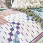 Gros plan sur les motifs géométriques du plaid nordique coloré, tissé en coton et lin
