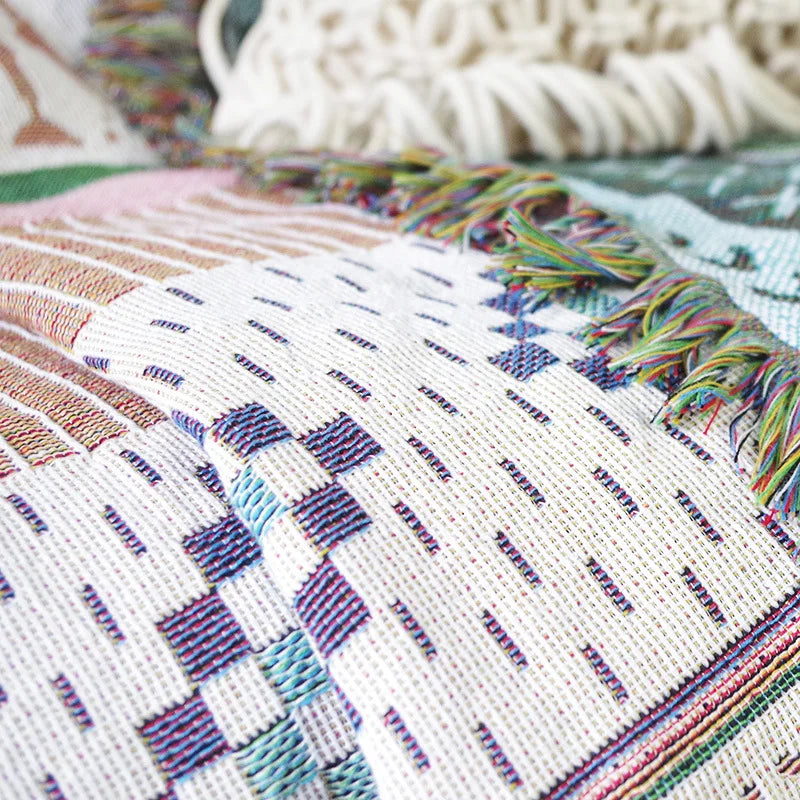 Gros plan sur les motifs géométriques du plaid nordique coloré, tissé en coton et lin