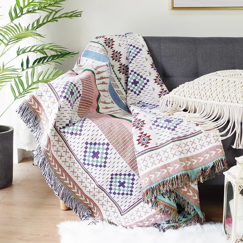Plaid nordique coloré drapé sur un canapé dans un salon lumineux et moderne