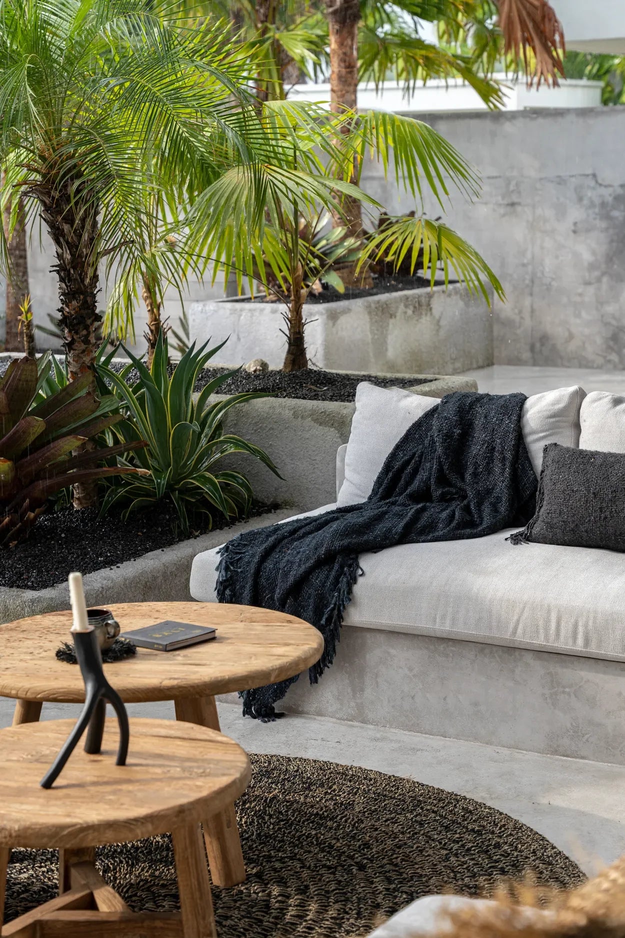 Coin salon extérieur avec plaid rectangulaire en coton tissé noir avec franges