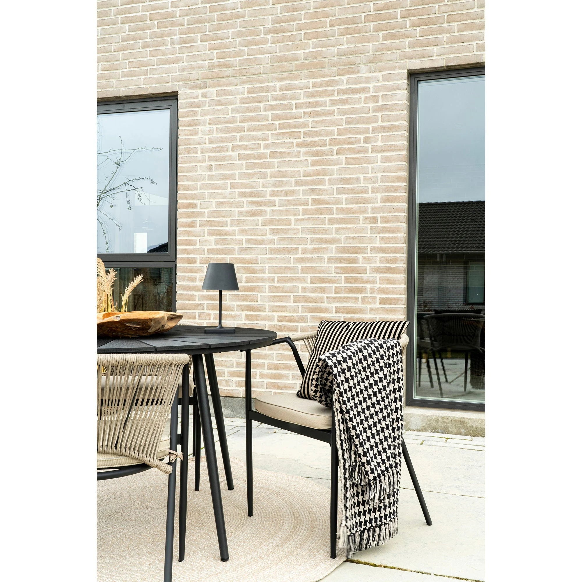 Ensemble de mobilier de patio extérieur avec petite table et deux chaises pour canapé noir et beige