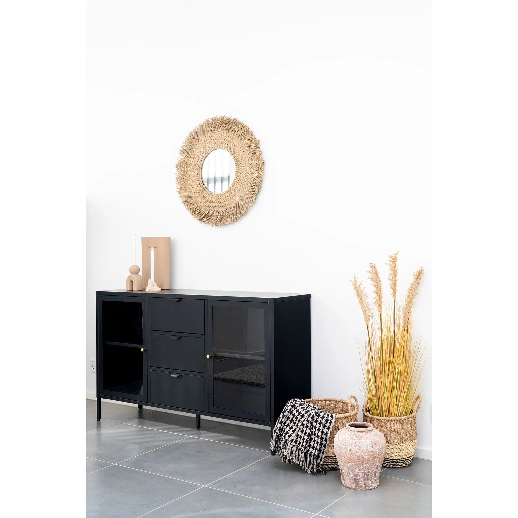 Meuble en bois foncé avec tiroirs, étagères ouvertes et vitrés, pour canapé Plaid tissé pied-de-poule noir et beige à franges