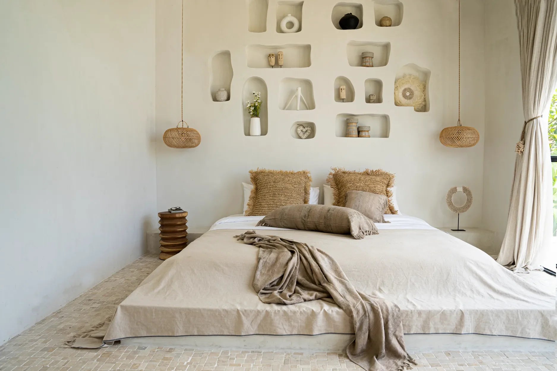 Chambre neutre avec niches murales intégrées et plaid en velours frangé 130x170 cm