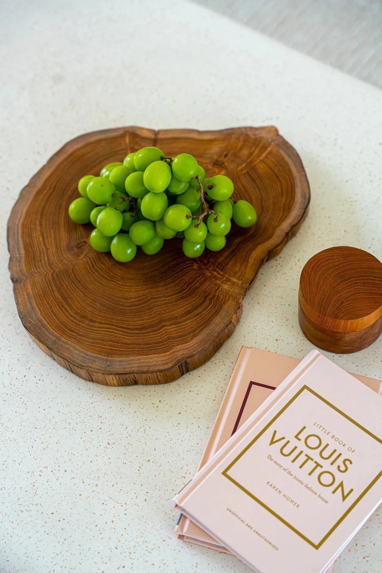 Grappe de raisins verts sur la planche de service en teck massif Ø34 cm
