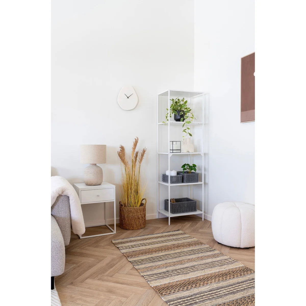 Étagère minimaliste blanche avec paniers gris et plante artificielle plumeaux beige en pot noir H110 cm