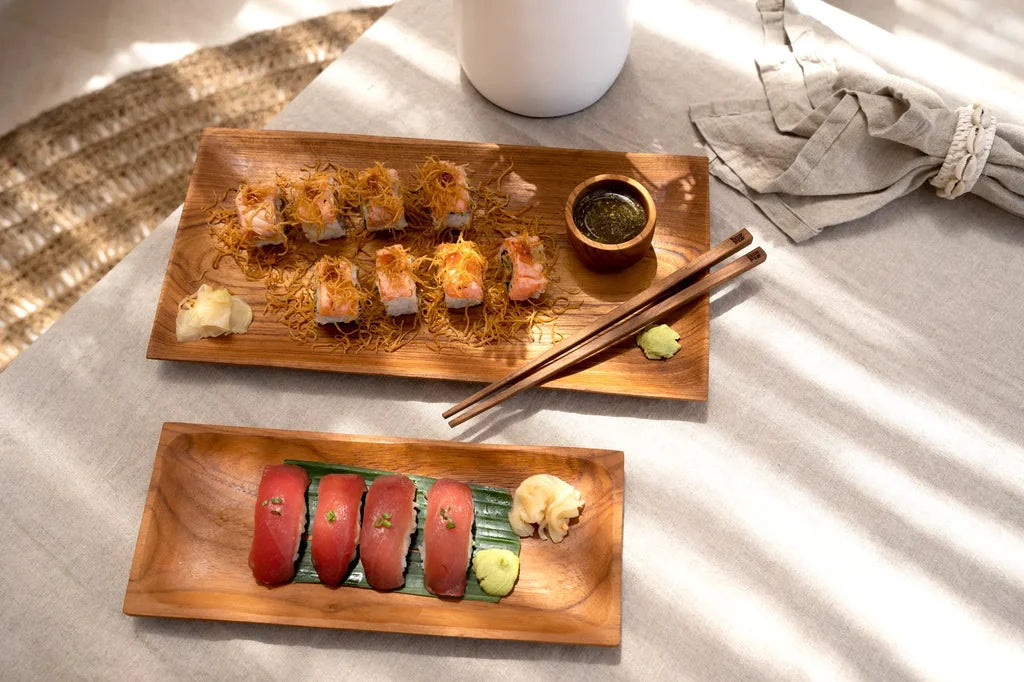 Sushi présenté sur une plaque à sushis en racine de teck L