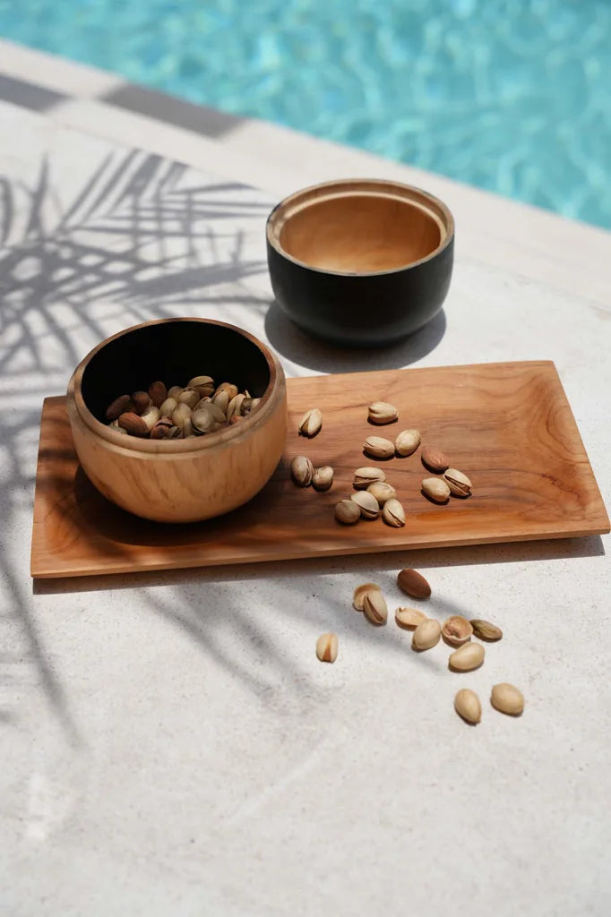 Bol en bois et plateau avec pistaches pour la plaque à sushis en racine de teck M