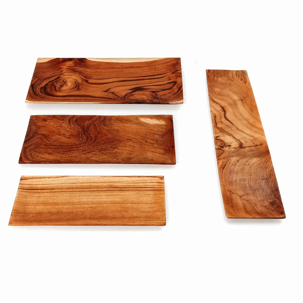 Quatre plateaux de service en bois pour sushi sur la plaque en racine de teck S