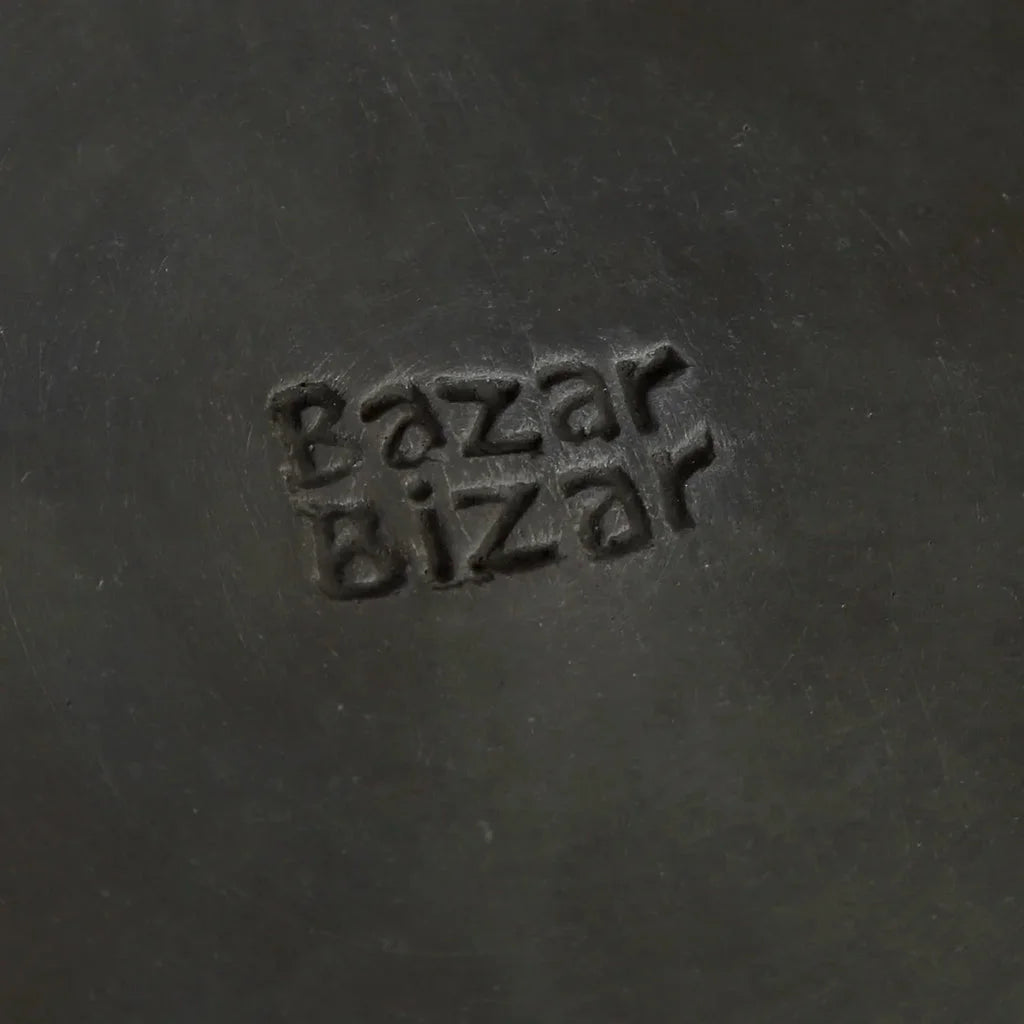 Texte gaufré ’Bazar Bizar’.