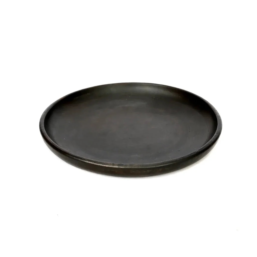 Plat de service rond et foncé.
