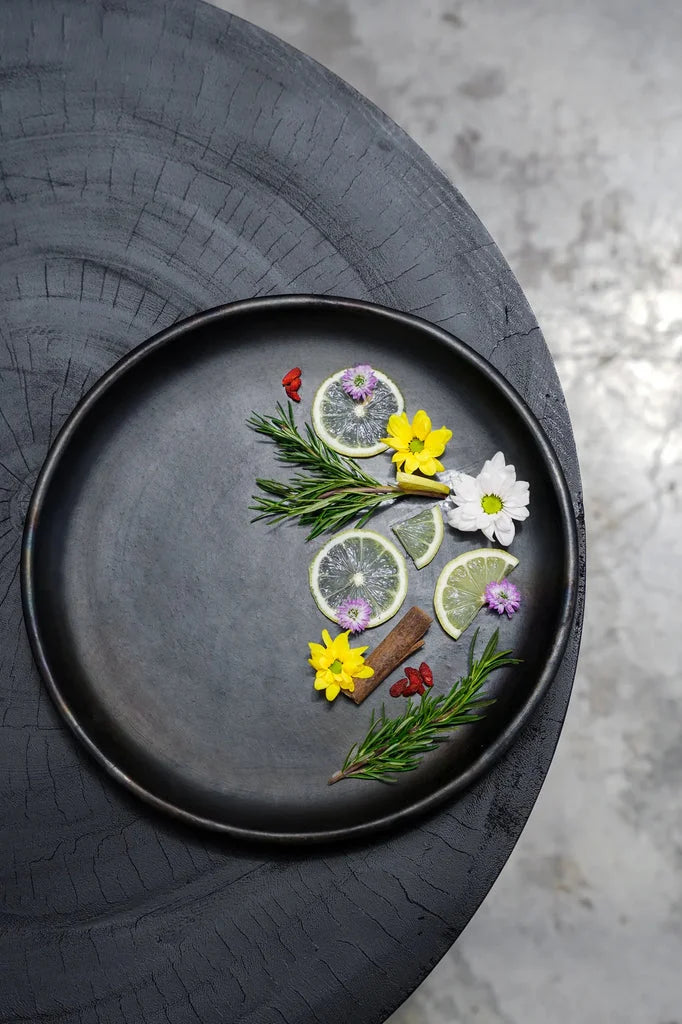 Assiette noire avec décoration florale et agrumes pour La Plaque Classique Brûlée Noire L