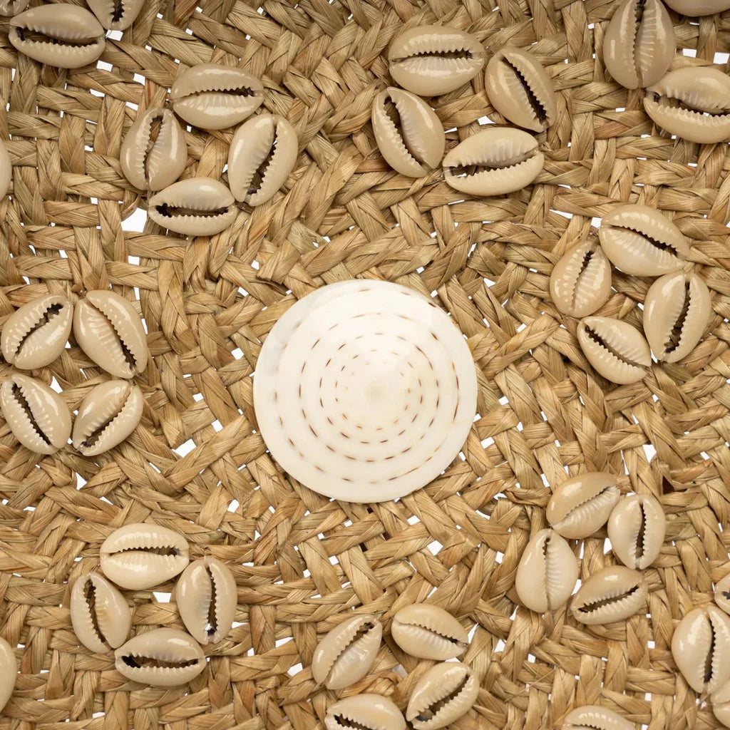 Tapis tissé décoré de coquillages Cowrie pour La plaque de coquillage Caribe Blanc naturel M_40