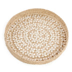 Tapis rond en tissage avec motif de coquillages cowrie, modèle Costa Blanc naturel
