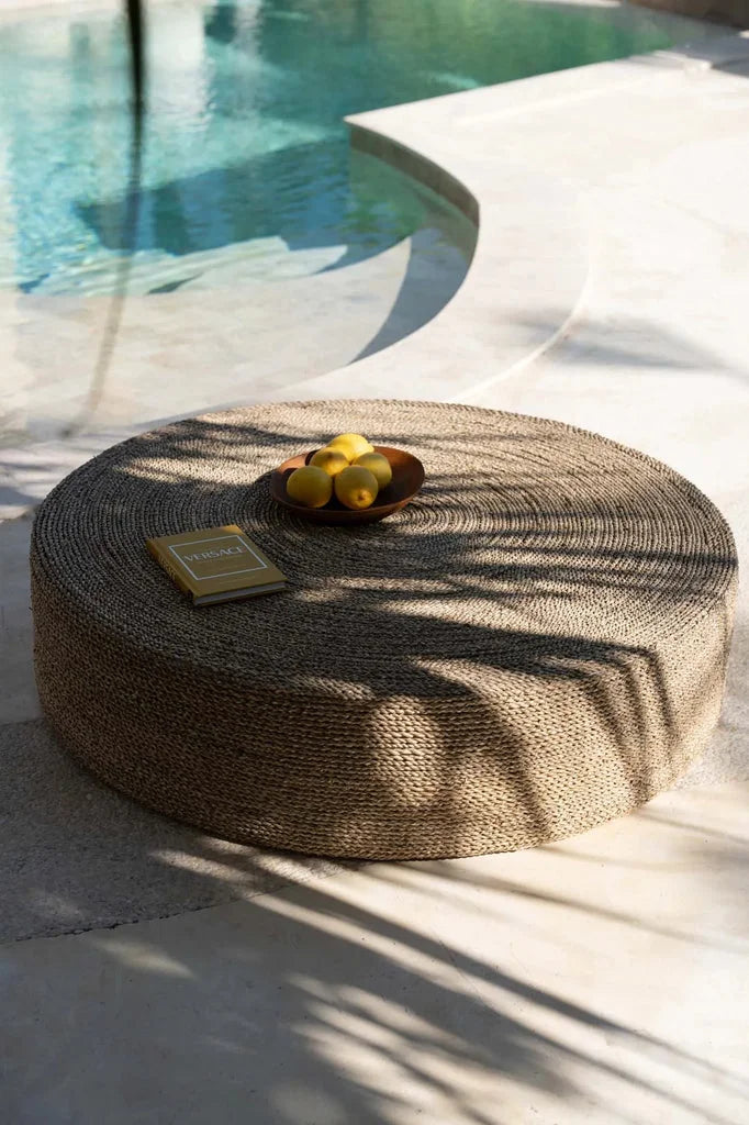 Ottoman rond tissé avec citrons et livre, parfait pour La plaque organique en racine de teck