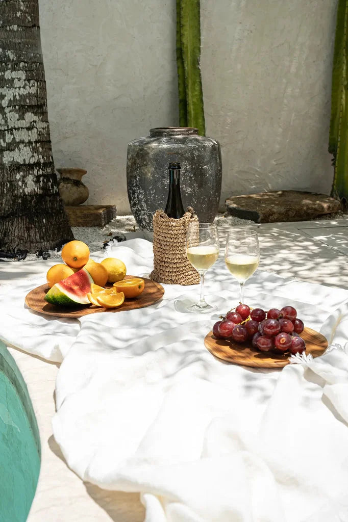 Camping avec fruits, vin et raisins sur La plaque ronde en racine de teck M