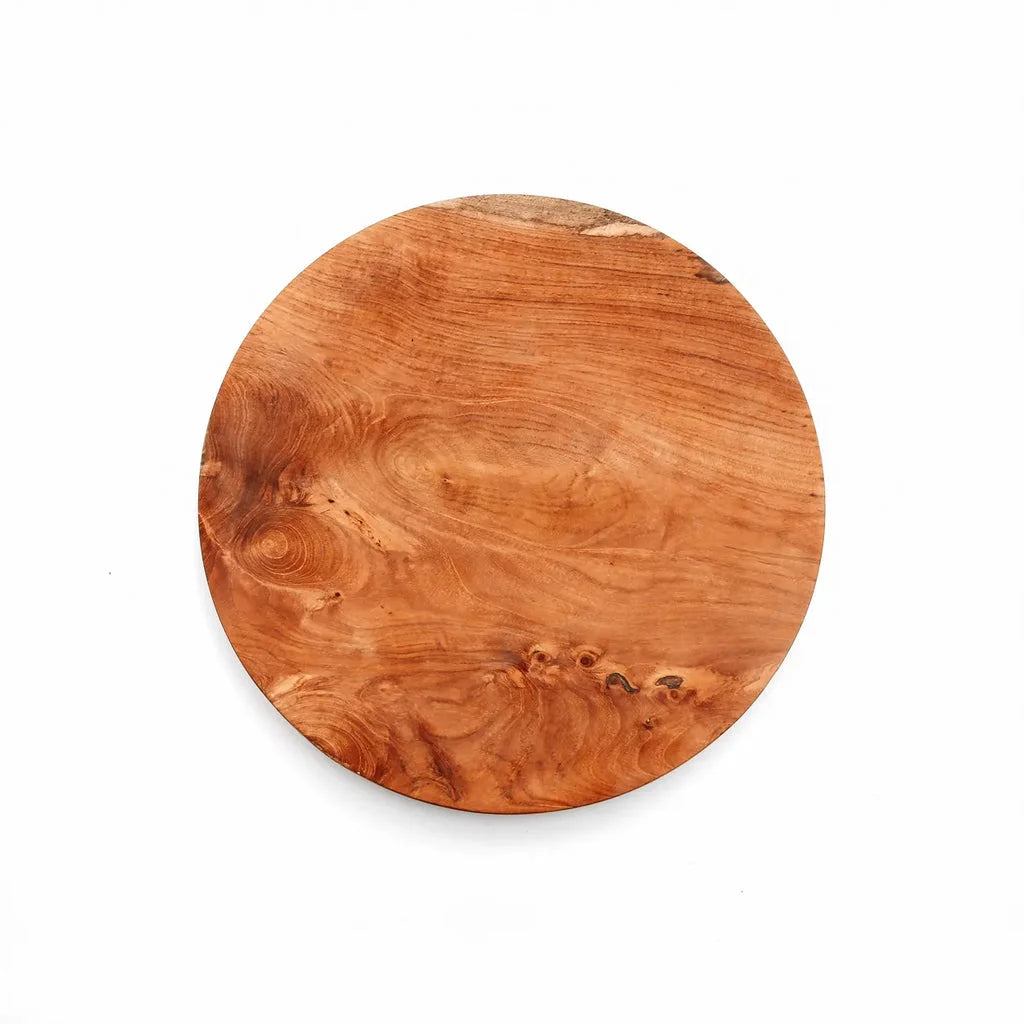 Planche à découper ronde en bois.