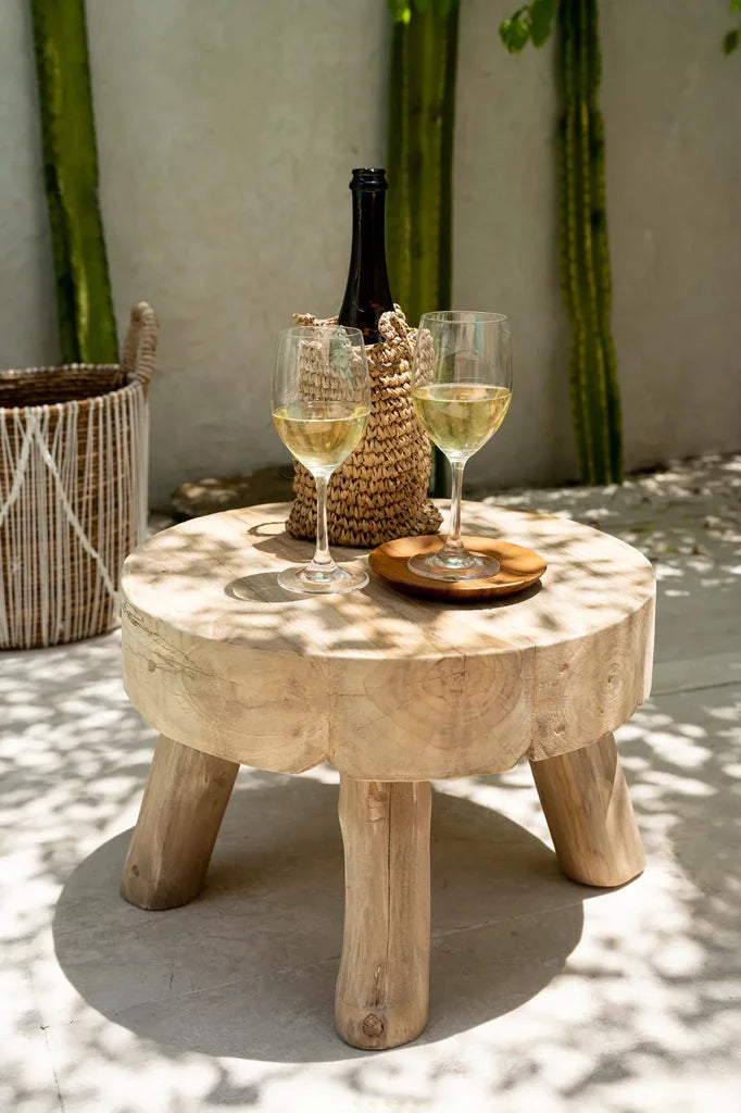 Table d’appoint rustique en bois avec vin.
