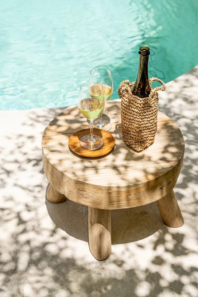 Bouteille de vin et verres sur une table en bois.