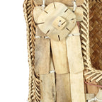 Plastron déco tribal en fibres naturelles avec plaques osseuses sur socle noir
